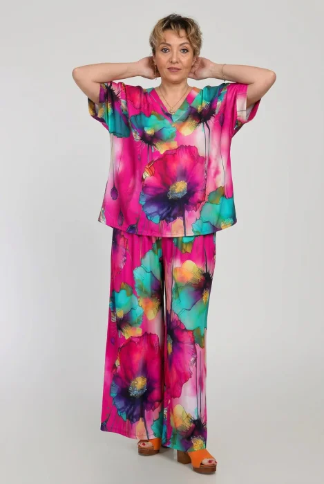 Compleu cu pantaloni din vascoza cu matase, cu imprimeu flori picturale pe fond fucsia