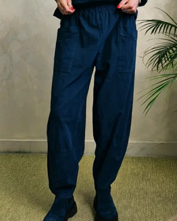 Pantaloni dama din catifea reiata de bumbac cu croi balon si buzunare aplicate, bleumarin