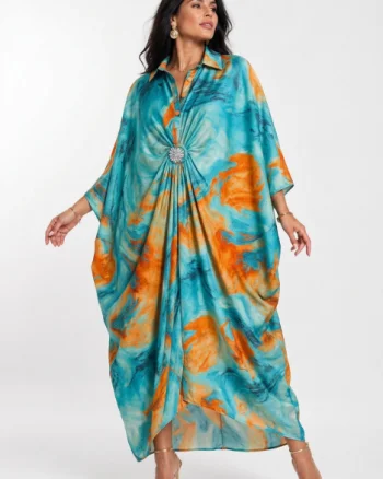 Rochie maxi tip caftan cu imprimeu aqua portocaliu, drapaj si brosa detasabila