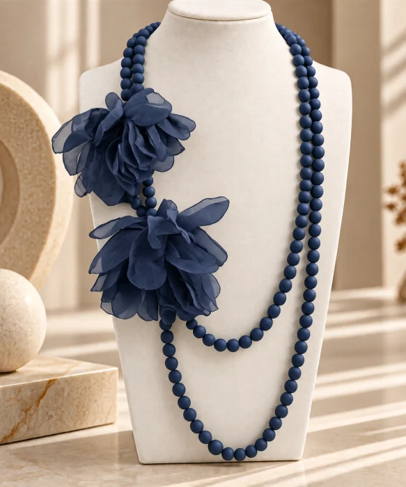 Colier lung, bleumarin mat cu doua flori din organza