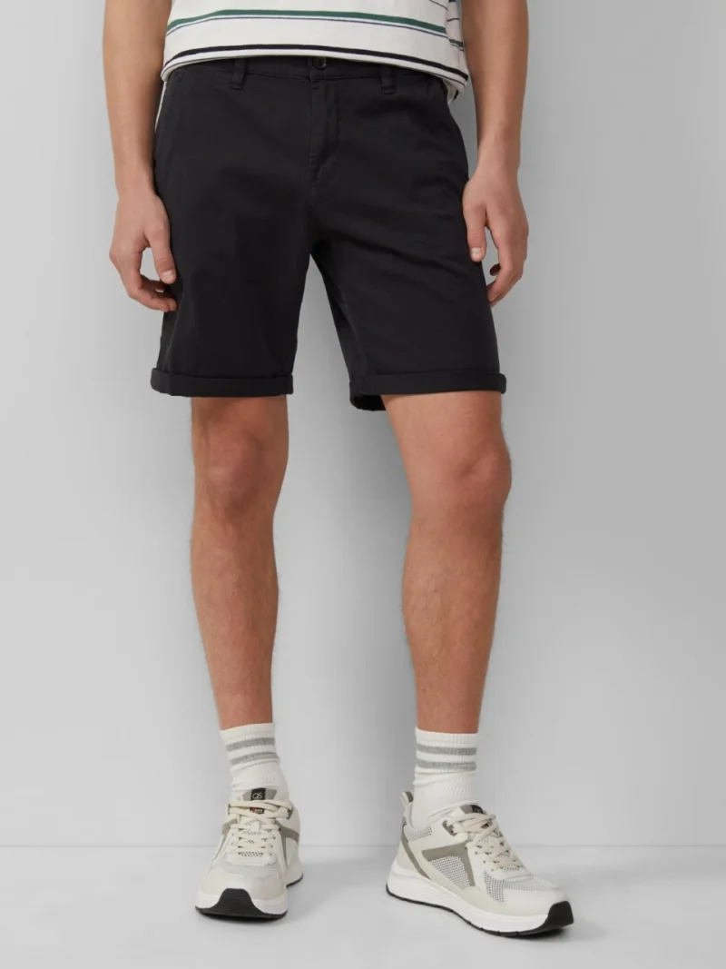 Q/S by s.Oliver Pantaloni scurti chino barbati, John, cu talie medie si croiala Regular fit, Negru (SELECTATI MARIMEA: 30)