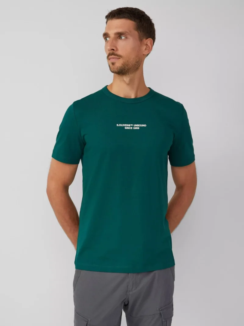 s.Oliver Tricou barbati, Regular fit cu decolteu la baza gatului si imprimeu cu text, Verde inchis (SELECTATI MARIMEA: S)