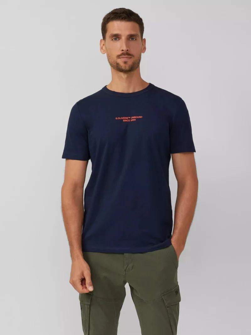 s.Oliver Tricou barbati, Regular fit cu decolteu la baza gatului si imprimeu cu text, Bleumarin inchis (SELECTATI MARIMEA: S)