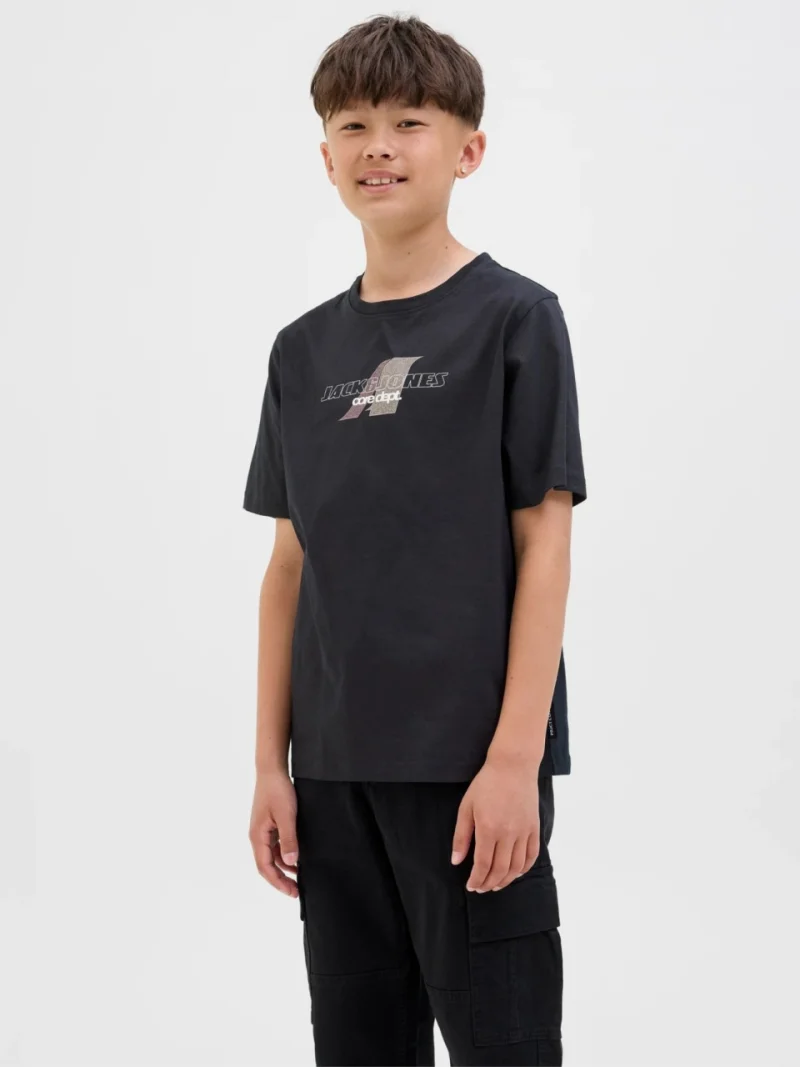 Jack & Jones Tricou baieti cu decolteu la baza gatului si imprimeu cu logo, Negru (SELECTATI MARIMEA: 140 cm)