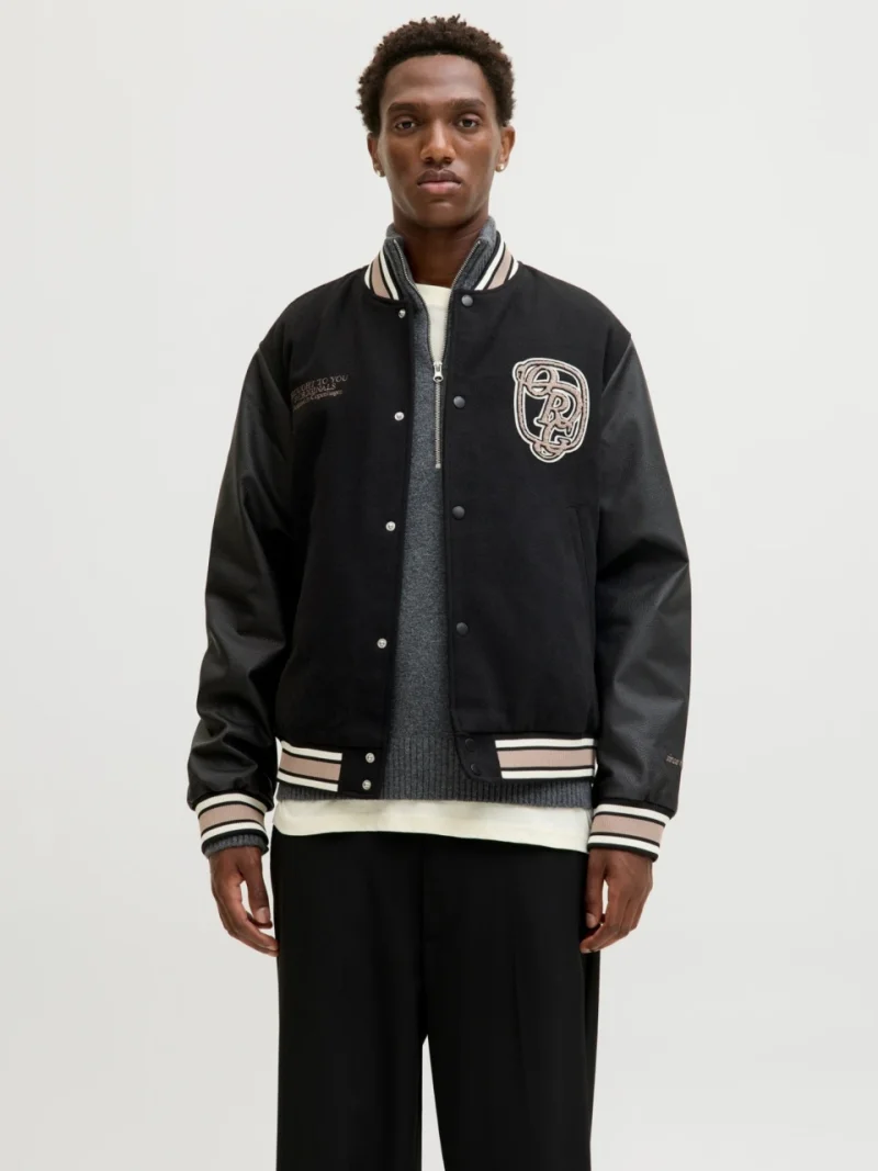Jack & Jones Jacheta barbati, MEADOWS COLLEGE BOMBER, cu buzunare oblice fara fermoar, inchidere cu capse, Negru (SELECTATI MARIMEA: M)
