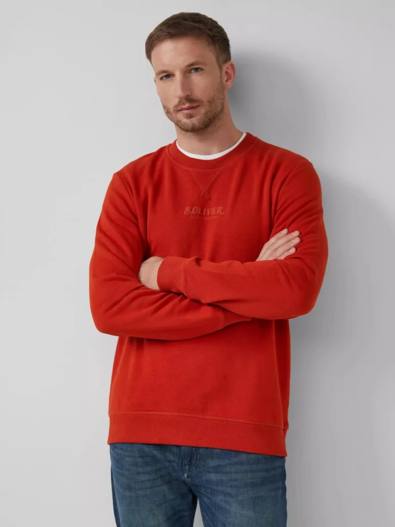 s.Oliver Bluza barbati cu decolteu la baza gatului, logo, Regular Fit, Rosu caramiziu (SELECTATI MARIMEA: S)