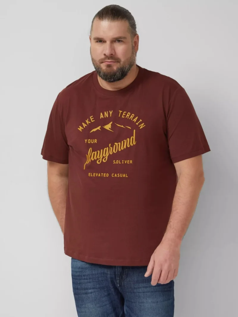 s.Oliver Big Sizes Tricou barbati big sizes, cu decolteu la baza gatului si imprimeu cu text, Rosu inchis (SELECTATI MARIMEA: 2XL)