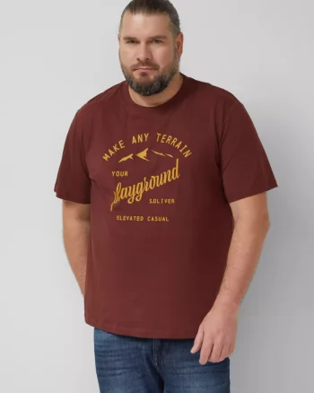 s.Oliver Big Sizes Tricou barbati big sizes, cu decolteu la baza gatului si imprimeu cu text, Rosu inchis (SELECTATI MARIMEA: 2XL)