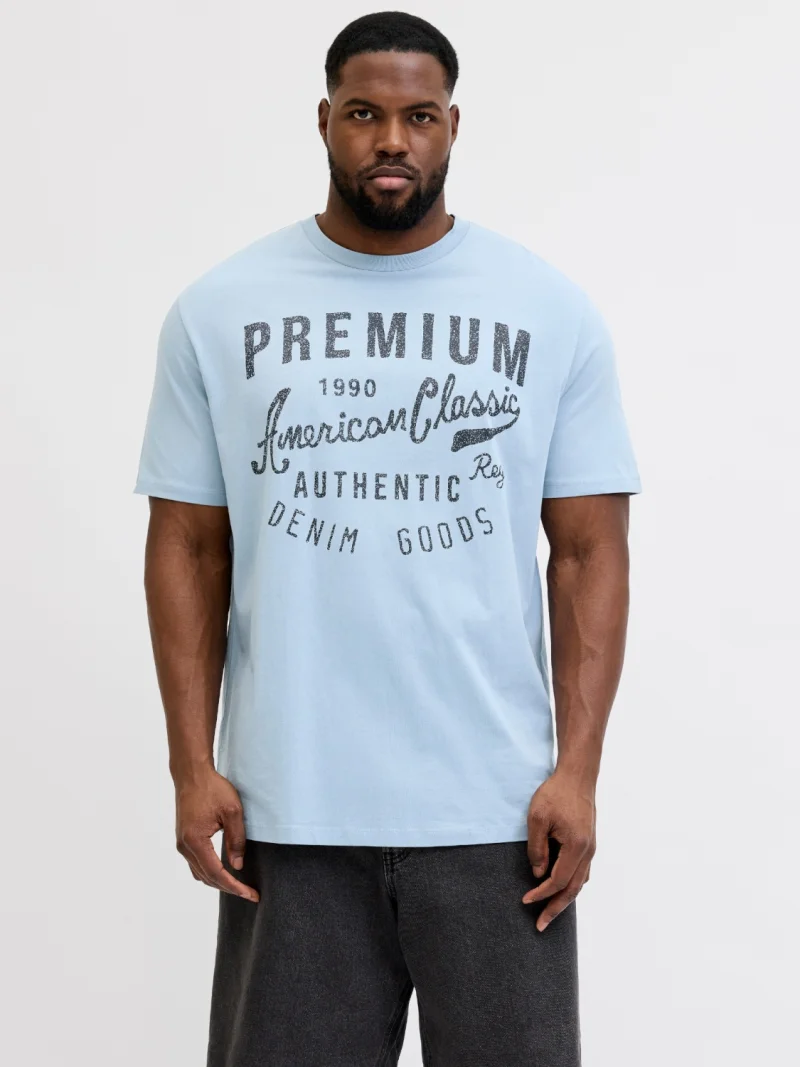 Jack & Jones Plus Tricou barbati big sizes, cu decolteu la baza gatului si imprimeu cu text, Albastru deschis (SELECTATI MARIMEA: 4XL)