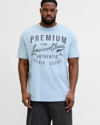 Jack & Jones Plus Tricou barbati big sizes, cu decolteu la baza gatului si imprimeu cu text, Albastru deschis (SELECTATI MARIMEA: 4XL)