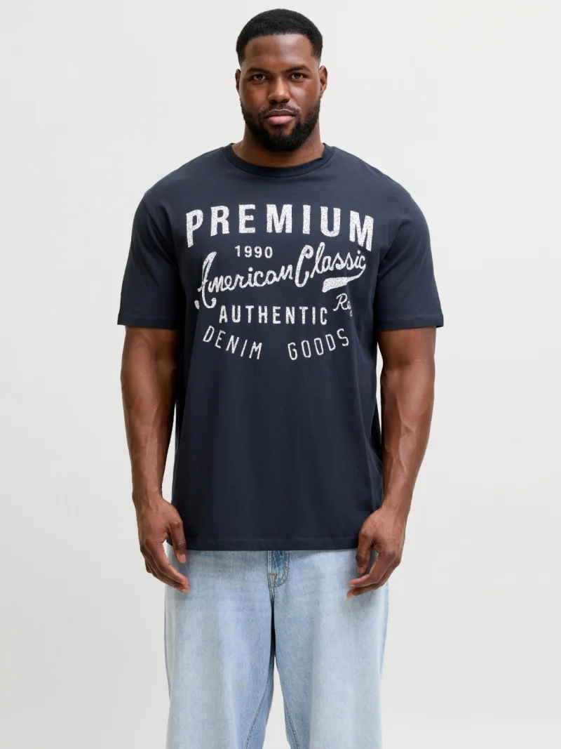Jack & Jones Plus Tricou barbati big sizes, cu decolteu la baza gatului si imprimeu cu text, Bleumarin inchis (SELECTATI MARIMEA: 3XL)