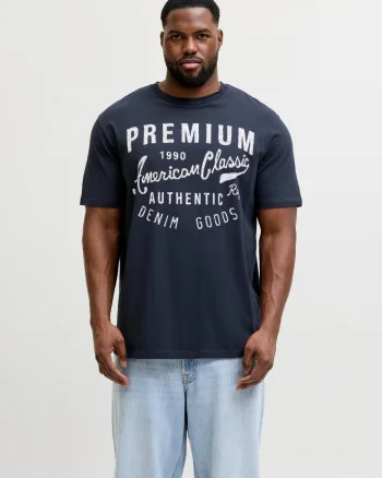 Jack & Jones Plus Tricou barbati big sizes, cu decolteu la baza gatului si imprimeu cu text, Bleumarin inchis (SELECTATI MARIMEA: 3XL)