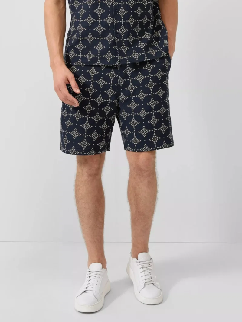 s.Oliver Pantaloni scurti barbati, cu talie medie, din bumbac, cu imprimeu, Resort fit, Detroit, Bleumarin inchis (SELECTATI MARIMEA: S)