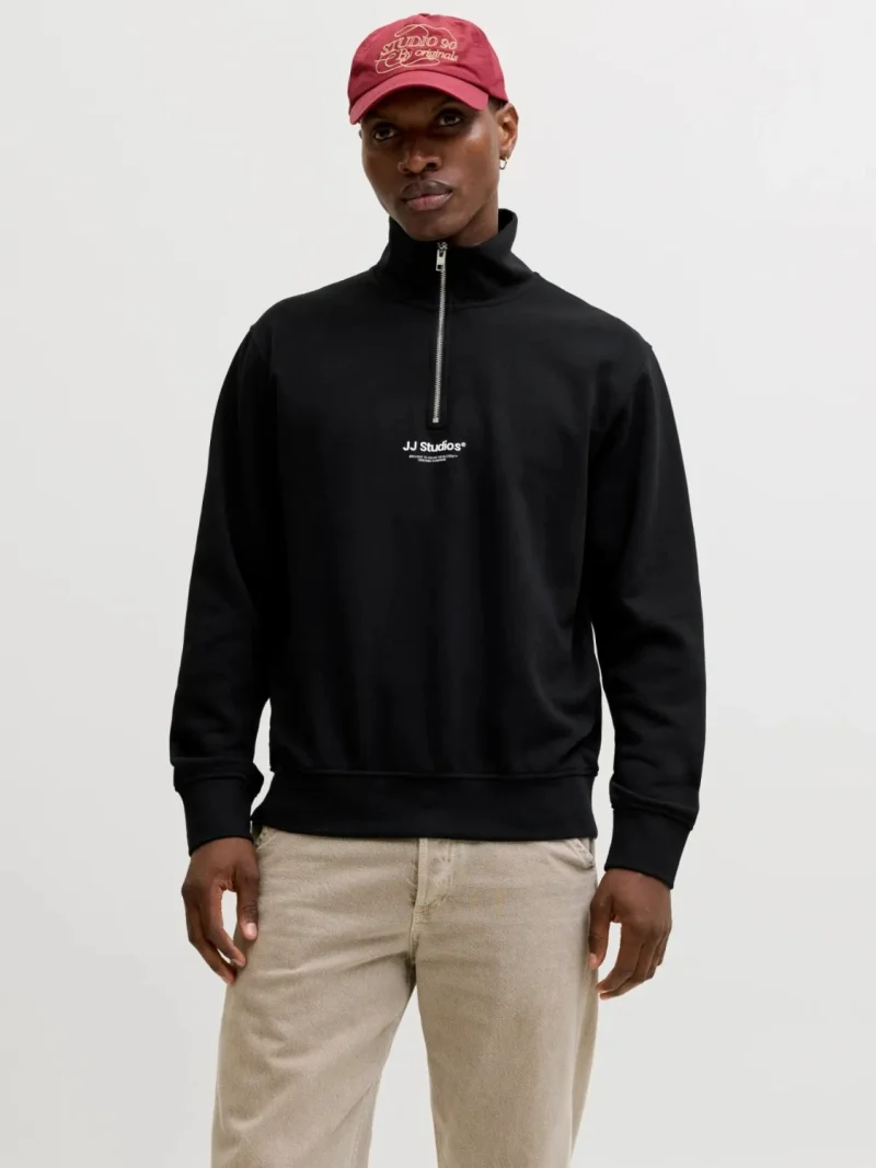 Jack & Jones Bluza barbati, cu guler inalt si fermoar la baza gatului, din amestec de bumbac, Relaxed Fit, Negru (SELECTATI MARIMEA: S)