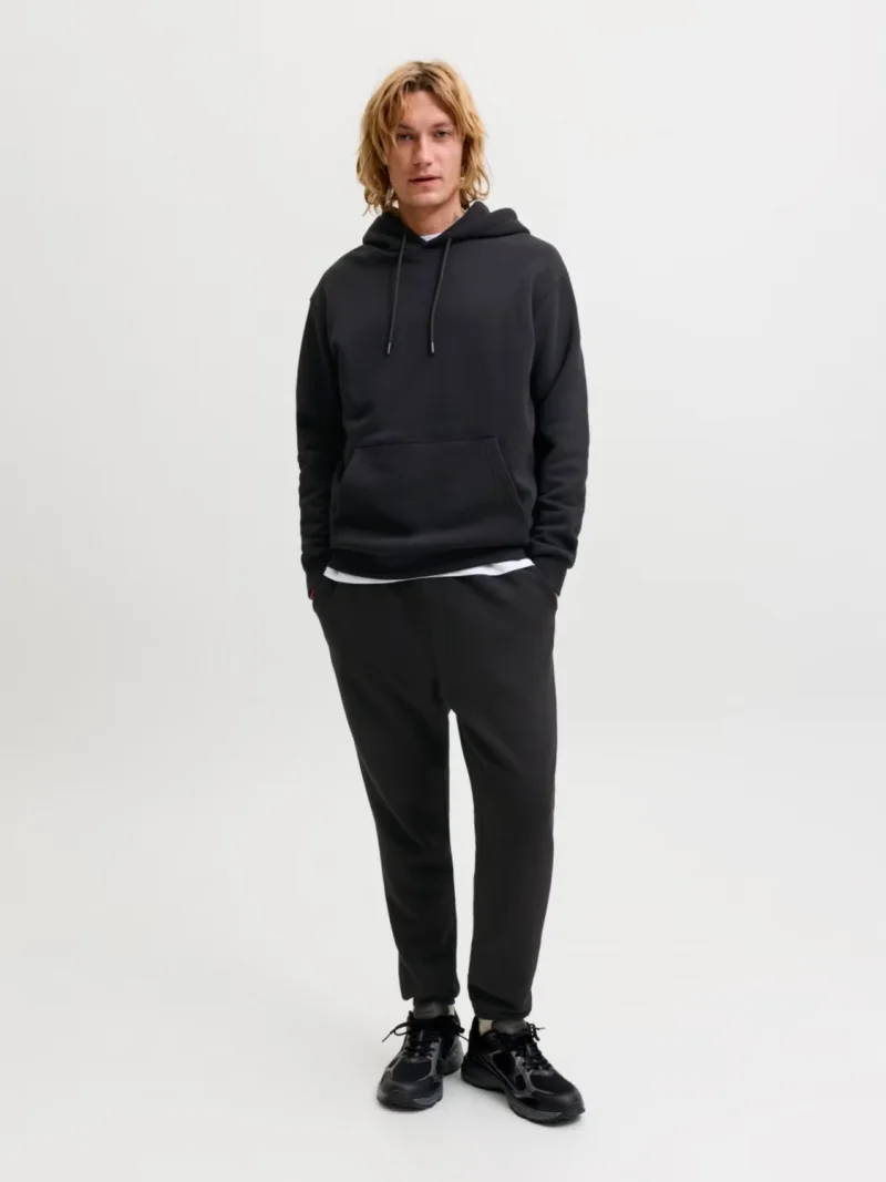 Jack & Jones Set trening barbati, format din hanorac cu gluga, fara fermoar si pantaloni lungi, Relaxed Fit, JJEBRADLEY, Negru (SELECTATI MARIMEA: M)