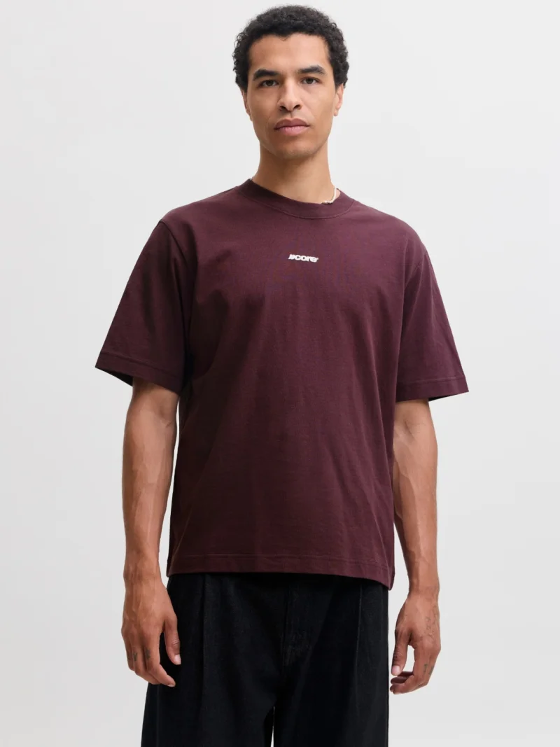 Jack & Jones Tricou barbati, cu decolteu la baza gatului, din bumbac, Relaxed Fit, JCOCLUB BACK SCRIPT, Bordeaux (SELECTATI MARIMEA: XS)
