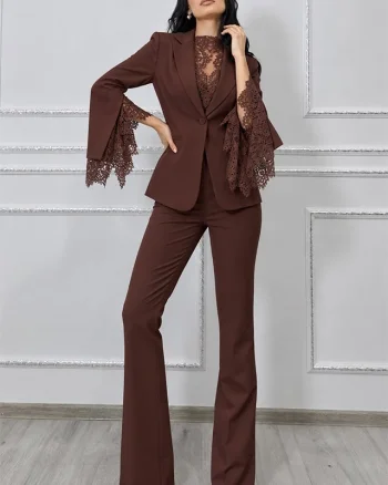 Costum dama RAVIELLE cu sacou cambrat, insertii din dantela si pantaloni evazati, Maro ciocolatiu