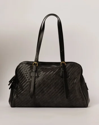Geanta eleganta neagra cu aspect impletit si detalii metalice discrete