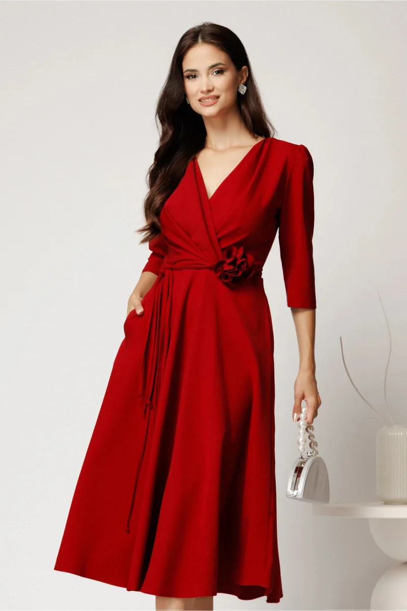 Rochie midi bordo din stofa in clos cu floare in talie