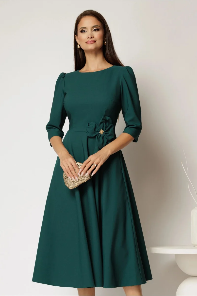 Rochie midi turcoaz din stofa in clos cu floare in talie
