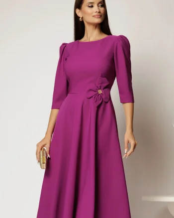 Rochie midi magenta din stofa in clos cu floare in talie