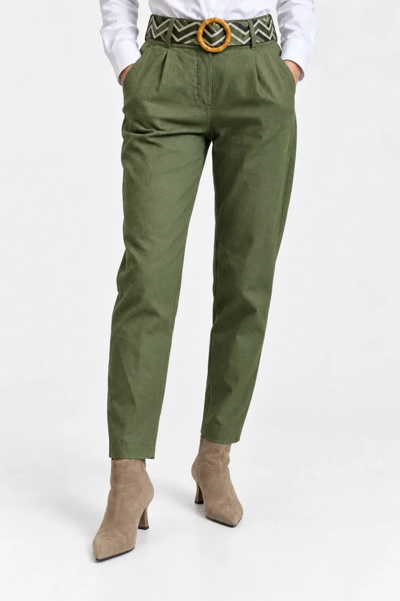 Pantaloni de toamna verde oliv cu pense   croi relaxat, curea asortata inclusa