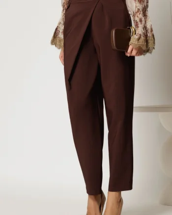 Pantaloni maro cu pliu petrecut