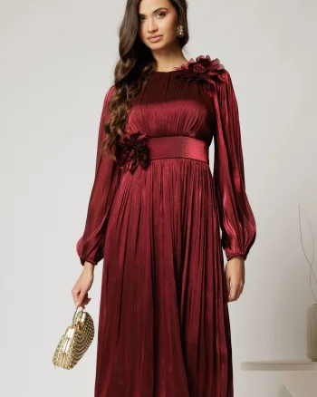 Rochie midi bordo din voal peliculizat cu decolteu rotund si detalii ample florale