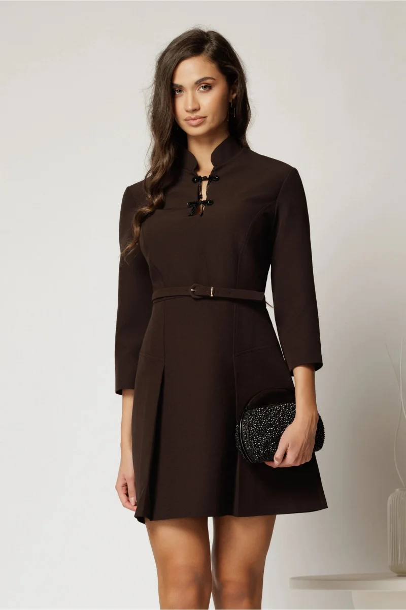 Rochie DY Fashion maro inchis scurta cu detalii la decolteu si pliuri pe fusta