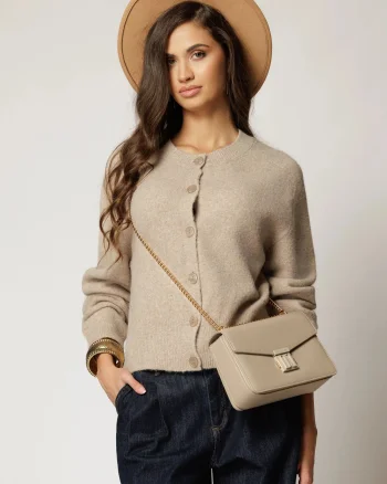 Pulover bej din tricot cu inchidere cu nasturi